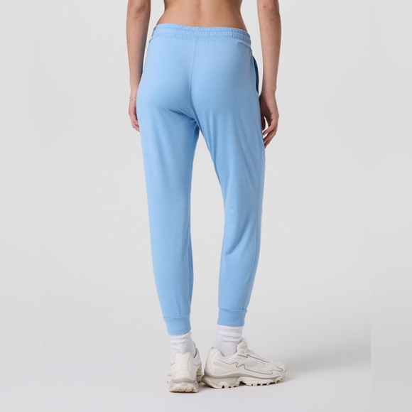Vuori Women's Performance Jogger in Heather Spring - Picture 4 of 8